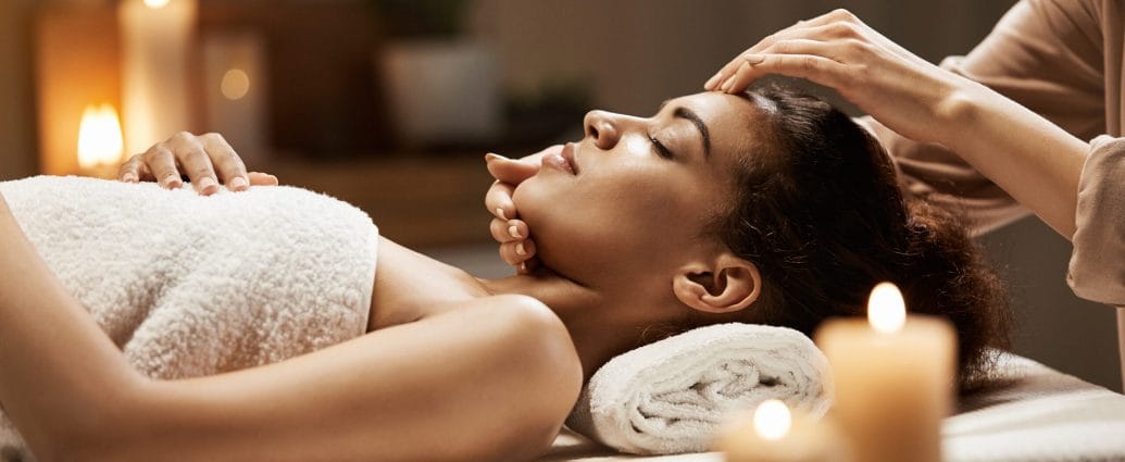 Spa Deneyimi Nedir? İlk Kez Gidecekler İçin 7 Önemli Bilgi Spa deneyimi, sadece bir masaj hizmeti değil; hem bedenin hem zihnin rahatladığı özel bir yenilenme sürecidir. Özellikle Uşak spa ve uşak masaj salonu arayışında olan kişiler için ilk ziyaret öncesi bazı konuları bilmek, daha konforlu bir deneyim yaşamanızı sağlar. Eğer daha önce bir spa salonu deneyimi yaşamadıysanız, bu rehber tam size göre. 1️⃣ Spa Deneyimi Sadece Masaj Değildir Birçok kişi spa merkezini yalnızca masaj yapılan bir yer olarak düşünür. Oysa profesyonel bir uşak spa merkezi, rahatlatıcı atmosfer, hijyenik ortam ve uzman terapistler ile bütünsel bir deneyim sunar. Spa salonunda: Klasik masaj Kas gevşetici masaj Aromaterapi uygulamaları Rahatlatıcı terapi teknikleri gibi hizmetler sunulur. 2️⃣ İlk Ziyarette Rahat Olmalısınız İlk kez uşak masaj salonu ziyaret edecek kişiler genellikle gergin olur. Ancak profesyonel bir ortamda tüm süreç size anlatılır ve rahatlamanız sağlanır. Masaj öncesinde: Sağlık durumunuz sorulur Hassas bölgeler belirlenir Uygun teknik seçilir Bu tamamen güvenli bir süreçtir. 3️⃣ Hijyen Spa Deneyiminin En Önemli Parçasıdır Gerçek bir spa salonu hijyen konusunda titiz olmalıdır. Kullanılan havlular, masaj yatakları ve ortam düzenli olarak temizlenmelidir. Uşak’ta spa merkezi seçerken hijyen kriteri mutlaka değerlendirilmelidir. 4️⃣ Spa Deneyimi Stresi Azaltır Yoğun iş hayatı ve şehir temposu, kas gerginliği ve zihinsel yorgunluk oluşturur. Profesyonel bir uşak spa hizmeti sayesinde: Kaslar gevşer Kan dolaşımı artar Stres seviyesi düşer Uyku kalitesi artabilir Bu nedenle spa deneyimi lüks değil, ihtiyaçtır. 5️⃣ Doğru Masaj Türü Seçilmelidir Her bireyin ihtiyacı farklıdır. Boyun ve sırt ağrısı olan bir kişi ile sadece rahatlamak isteyen kişinin tercih edeceği masaj farklıdır. Profesyonel bir uşak masaj salonu, kişiye özel hizmet sunmalıdır. 6️⃣ Masaj Öncesi ve Sonrası Nelere Dikkat Edilmeli? Spa deneyiminden maksimum verim almak için: Masaj öncesi ağır yemek yememek Bol su tüketmek Masaj sonrası ani hareketlerden kaçınmak önerilir. Bu küçük detaylar deneyimi çok daha etkili hale getirir. 7️⃣ Uşak Spa Merkezi Seçerken Nelere Bakılmalı? İlk kez spa salonu tercih ederken: ✔ Hijyen ✔ Profesyonel masöz kadrosu ✔ Merkezde konum ✔ Uygun masaj salonu fiyatları ✔ Müşteri yorumları gibi kriterler değerlendirilmelidir. Sonuç Spa deneyimi, hem fiziksel hem zihinsel yenilenme sağlayan özel bir süreçtir. Özellikle Uşak spa ve uşak masaj salonu arayışında olanlar için doğru merkezi seçmek büyük önem taşır. Eğer siz de konforlu, hijyenik ve profesyonel bir spa salonu deneyimi yaşamak istiyorsanız, uzman terapistlerin bulunduğu bir merkez tercih etmelisiniz.