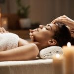 Spa Deneyimi Nedir? İlk Kez Gidecekler İçin 7 Önemli Bilgi Spa deneyimi, sadece bir masaj hizmeti değil; hem bedenin hem zihnin rahatladığı özel bir yenilenme sürecidir. Özellikle Uşak spa ve uşak masaj salonu arayışında olan kişiler için ilk ziyaret öncesi bazı konuları bilmek, daha konforlu bir deneyim yaşamanızı sağlar. Eğer daha önce bir spa salonu deneyimi yaşamadıysanız, bu rehber tam size göre. 1️⃣ Spa Deneyimi Sadece Masaj Değildir Birçok kişi spa merkezini yalnızca masaj yapılan bir yer olarak düşünür. Oysa profesyonel bir uşak spa merkezi, rahatlatıcı atmosfer, hijyenik ortam ve uzman terapistler ile bütünsel bir deneyim sunar. Spa salonunda: Klasik masaj Kas gevşetici masaj Aromaterapi uygulamaları Rahatlatıcı terapi teknikleri gibi hizmetler sunulur. 2️⃣ İlk Ziyarette Rahat Olmalısınız İlk kez uşak masaj salonu ziyaret edecek kişiler genellikle gergin olur. Ancak profesyonel bir ortamda tüm süreç size anlatılır ve rahatlamanız sağlanır. Masaj öncesinde: Sağlık durumunuz sorulur Hassas bölgeler belirlenir Uygun teknik seçilir Bu tamamen güvenli bir süreçtir. 3️⃣ Hijyen Spa Deneyiminin En Önemli Parçasıdır Gerçek bir spa salonu hijyen konusunda titiz olmalıdır. Kullanılan havlular, masaj yatakları ve ortam düzenli olarak temizlenmelidir. Uşak’ta spa merkezi seçerken hijyen kriteri mutlaka değerlendirilmelidir. 4️⃣ Spa Deneyimi Stresi Azaltır Yoğun iş hayatı ve şehir temposu, kas gerginliği ve zihinsel yorgunluk oluşturur. Profesyonel bir uşak spa hizmeti sayesinde: Kaslar gevşer Kan dolaşımı artar Stres seviyesi düşer Uyku kalitesi artabilir Bu nedenle spa deneyimi lüks değil, ihtiyaçtır. 5️⃣ Doğru Masaj Türü Seçilmelidir Her bireyin ihtiyacı farklıdır. Boyun ve sırt ağrısı olan bir kişi ile sadece rahatlamak isteyen kişinin tercih edeceği masaj farklıdır. Profesyonel bir uşak masaj salonu, kişiye özel hizmet sunmalıdır. 6️⃣ Masaj Öncesi ve Sonrası Nelere Dikkat Edilmeli? Spa deneyiminden maksimum verim almak için: Masaj öncesi ağır yemek yememek Bol su tüketmek Masaj sonrası ani hareketlerden kaçınmak önerilir. Bu küçük detaylar deneyimi çok daha etkili hale getirir. 7️⃣ Uşak Spa Merkezi Seçerken Nelere Bakılmalı? İlk kez spa salonu tercih ederken: ✔ Hijyen ✔ Profesyonel masöz kadrosu ✔ Merkezde konum ✔ Uygun masaj salonu fiyatları ✔ Müşteri yorumları gibi kriterler değerlendirilmelidir. Sonuç Spa deneyimi, hem fiziksel hem zihinsel yenilenme sağlayan özel bir süreçtir. Özellikle Uşak spa ve uşak masaj salonu arayışında olanlar için doğru merkezi seçmek büyük önem taşır. Eğer siz de konforlu, hijyenik ve profesyonel bir spa salonu deneyimi yaşamak istiyorsanız, uzman terapistlerin bulunduğu bir merkez tercih etmelisiniz.